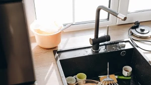 Kamień z czarnej baterii usuwaj w ten sposób. Wyczyścisz, a nie zarysujesz