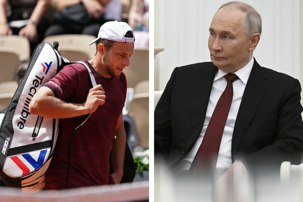 Po lewej sportowiec opuszczający kort tenisowy z torbą na ramieniu, ubrany w sportową koszulkę i czapkę, w tle widoczni kibice na trybunach. Po prawej mężczyzna w garniturze i krawacie siedzący przy stole, z poważnym wyrazem twarzy.