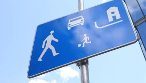 Mandat za parkowanie przed własną bramą. Policja uwielbia takie miejsca