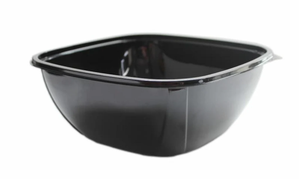 Czarna, plastikowa miska o kwadratowym kształcie z zaokrąglonymi narożnikami, ustawiona na białym tle.