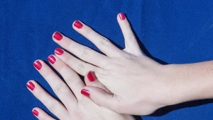 Ten kolor na paznokciach to hit na święta. Klasa sama w sobie