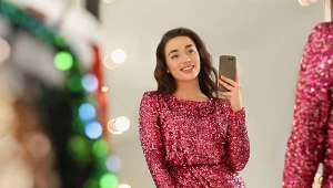 Jak ubrać się na wigilię? Te kolory i fasony to świąteczny hit