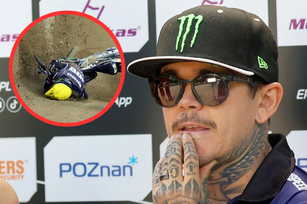 Tai Woffinden poinformował o swoim stanie zdrowia Mężczyzna z tatuażami na dłoniach, w czapce z daszkiem z logo Monster i okularach przeciwsłonecznych, stojący przed tablicą sponsorską. W lewym górnym rogu znajduje się wstawka ze zdjęciem motocyklowego wypadku, gdzie zawodnik w żółtym kasku leży przy ...