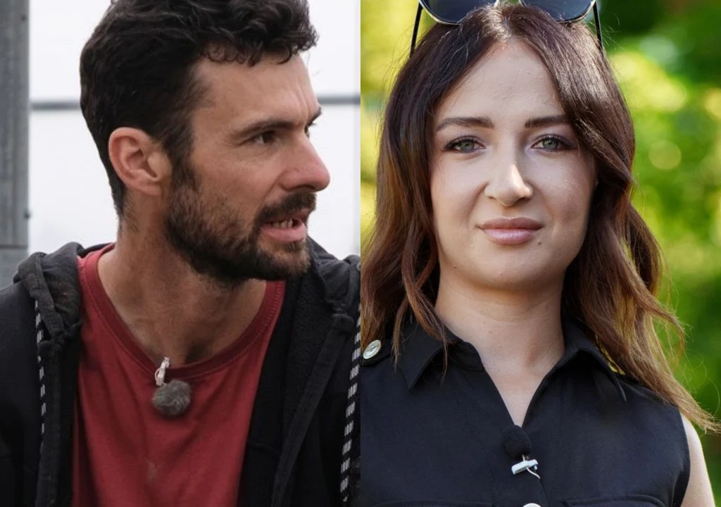 Dwie osoby zwrócone w przeciwnych kierunkach, mężczyzna z zarostem i ciemnymi włosami w czerwonej koszulce oraz kobieta z długimi brązowymi włosami i okularami założonymi na głowę. Oboje mają przypięte mikrofony na ubraniu, co sugeruje udział w nagrani...