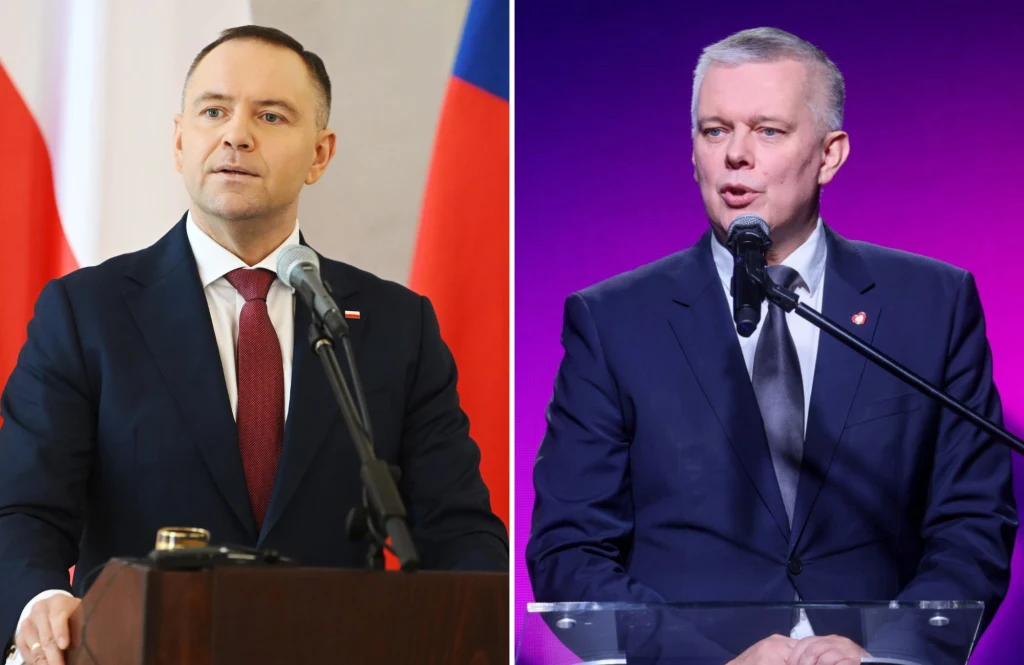 Dwóch mężczyzn w garniturach przemawia do mikrofonów, jeden stoi na tle flag narodowych, drugi na fioletowym tle.