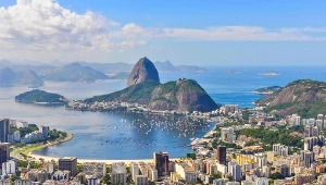 Zachwyca dzikością przyrody i wieżowcami. To turystyczny hit na 2026 rok