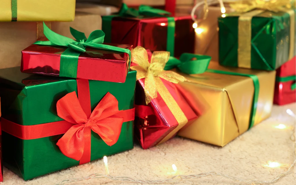 Kto i kiedy przynosi w Polsce prezenty? Odpowiedź jest bardziej zaskakująca, niż mogłoby się wydawać
