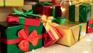 Mikołajów jest dwóch, a w Polsce jeszcze ktoś trzeci - czyli poplątane dzieje grudniowych prezentów