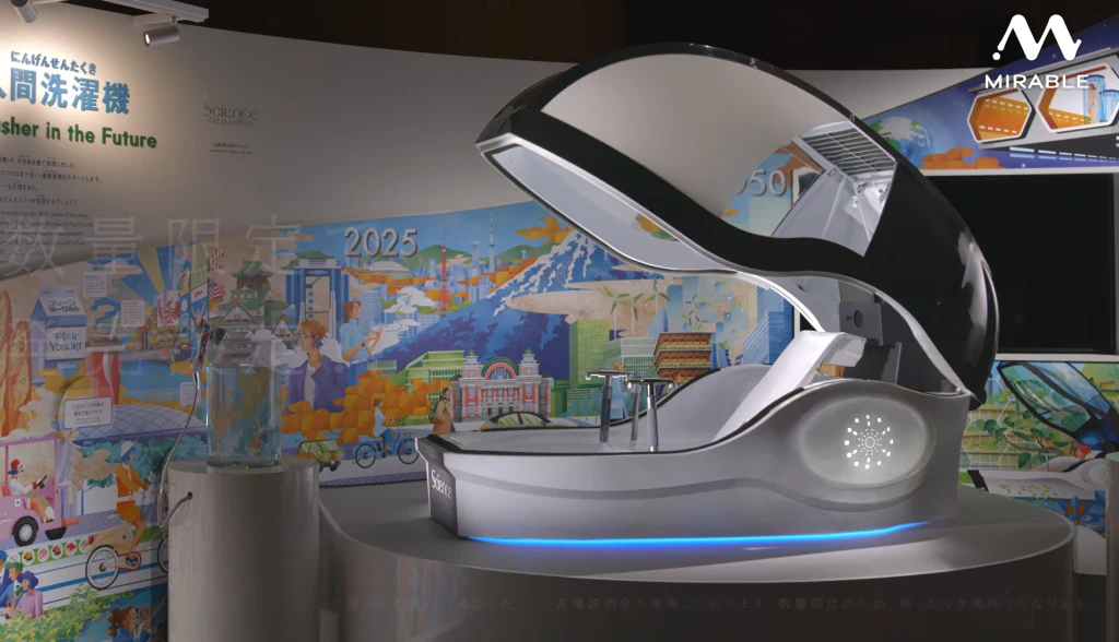 Nowoczesna kapsuła o futurystycznym kształcie z przezroczystą kopułą, stojąca na tle kolorowej ilustracji z motywami miasta i przyszłości. Oświetlenie nadaje całości nowoczesny charakter.