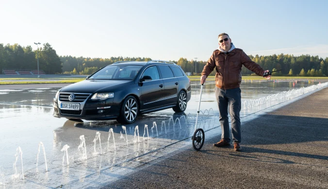 Próba hamowania na mokrej nawierzchni. Nasz testowy Volkswagen Passat B6 startował na oponach z 2012 roku!