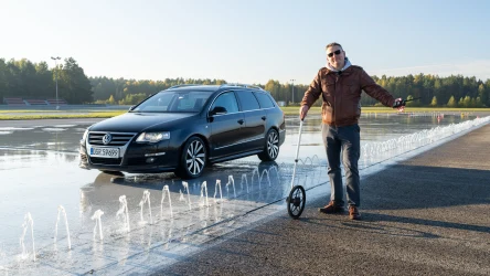 Próba hamowania na mokrej nawierzchni. Nasz testowy Volkswagen Passat B6 startował na oponach z 2012 roku!