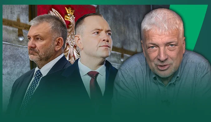 Trzech mężczyzn w średnim wieku, dwóch ubranych w garnitury na tle godła i ściany nawiązującej do oficjalnych wnętrz, trzeci w casualowej koszuli na zielonym tle graficznym.