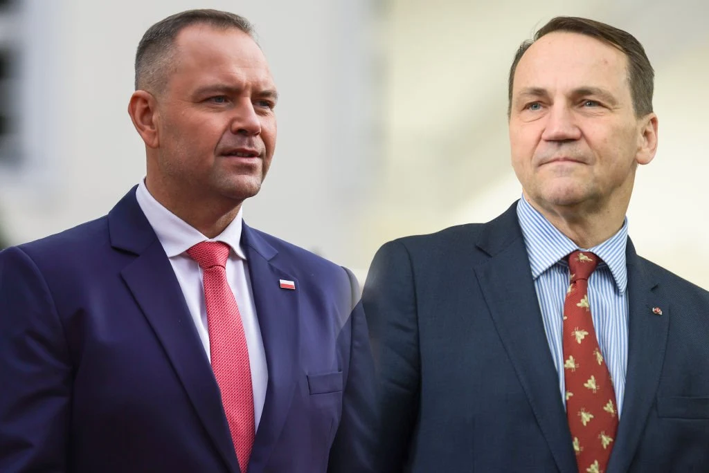 Kiedy Radosław Sikorski spotka się z Karolem Nawrockim? Dwóch elegancko ubranych mężczyzn w garniturach i krawatach stoi obok siebie, tło jasne i neutralne, obaj prezentują poważny wyraz twarzy.