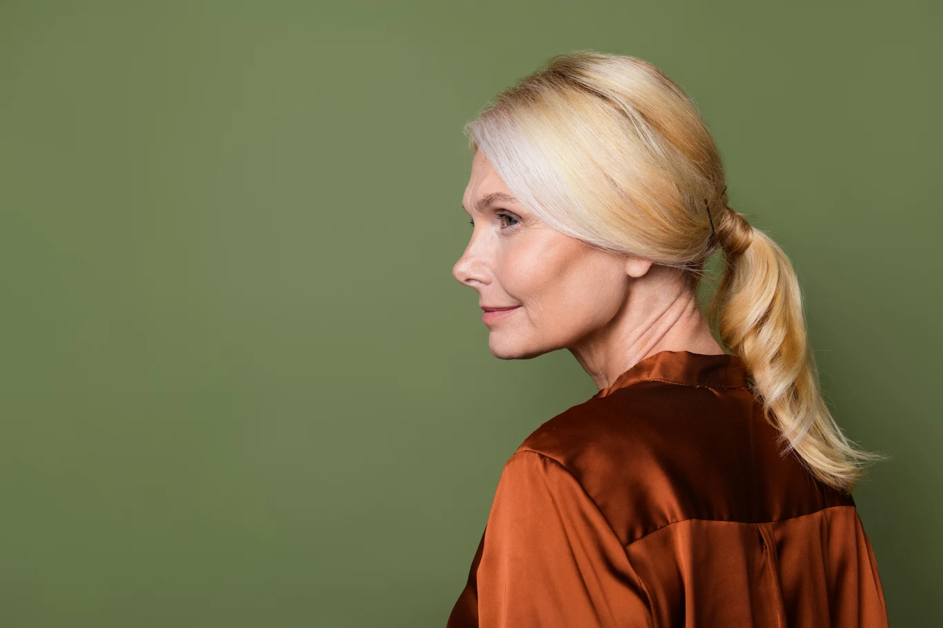 Zamiast ściśniętego, gładkiego kucyka, spróbuj luźniejszego upięcia niżej i bliżej szyi Zamiast ściśniętego, gładkiego kucyka, spróbuj luźniejszego upięcia niżej i bliżej szyi