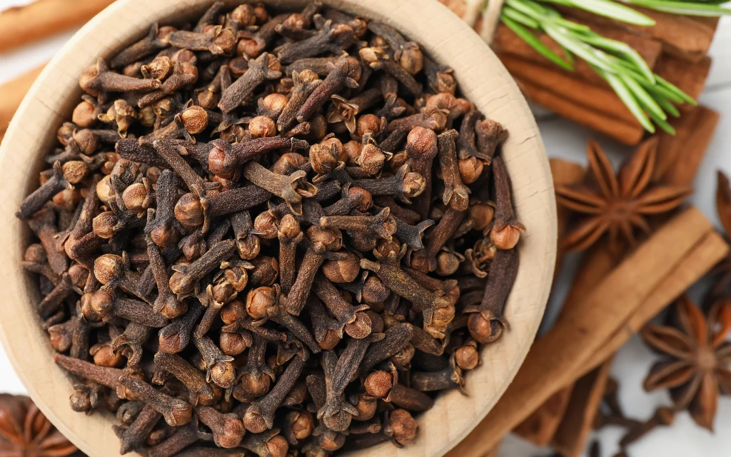 Goździki to nie tylko świąteczna przyprawa. Mają wiele cennych właściwości zdrowotnych