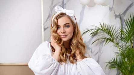 Efekt naturalnych loków po kręceniu włosów na sznurek od szlafroka