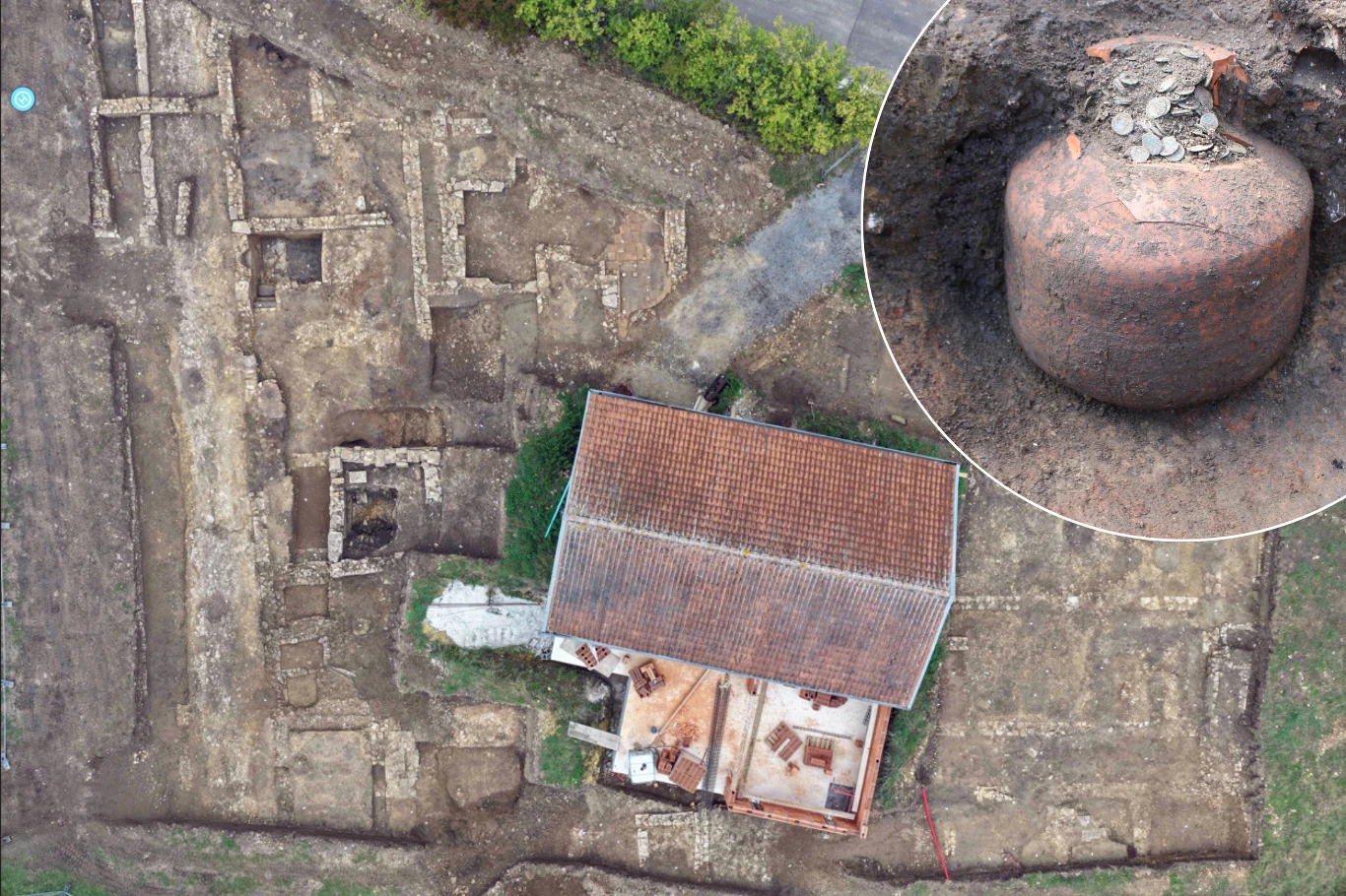 Wykopaliska archeologiczne z widocznym układem murów oraz budynkiem z ceglaną dachówką, w rogu zbliżenie na gliniany dzban z monetami, będący cennym znaleziskiem.