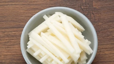 W smaku przypomina nieco selera. Można go jeść na surowo i jako zamniennik ziemniaków. 