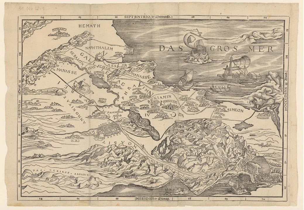 Starożytna mapa przedstawiająca obszary Bliskiego Wschodu z zaznaczonymi ważnymi miejscami biblijnymi, nazwami regionów oraz rysunkiem żaglowych statków na morzu, górzyste tereny oraz elementy krajobrazu ukazane w stylu graficznym typowym dla ilustracj...
