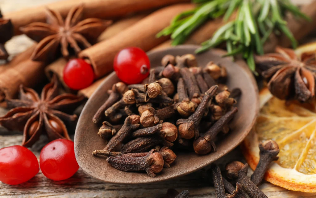 Grudzień to czas przypraw korzennych. Wśród nich na szczególną uwagę zasługują goździki