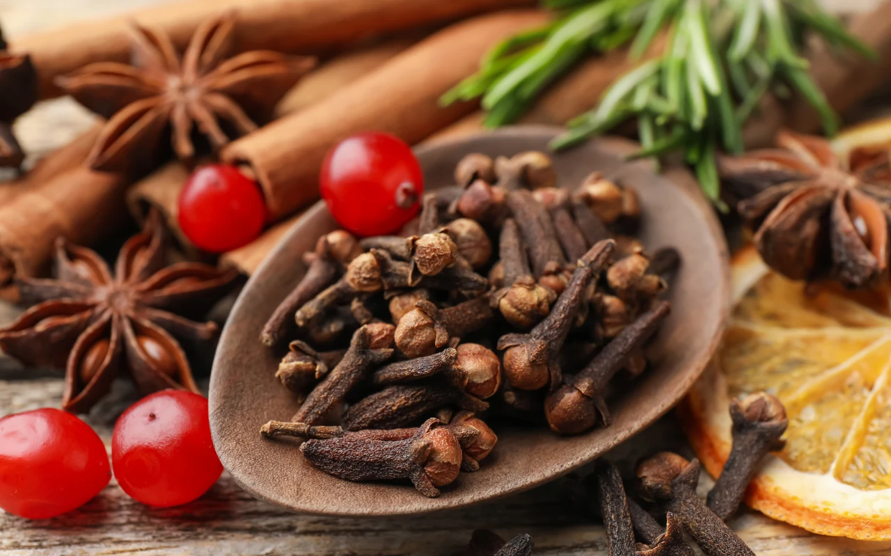 Grudzień to czas przypraw korzennych. Wśród nich na szczególną uwagę zasługują goździki