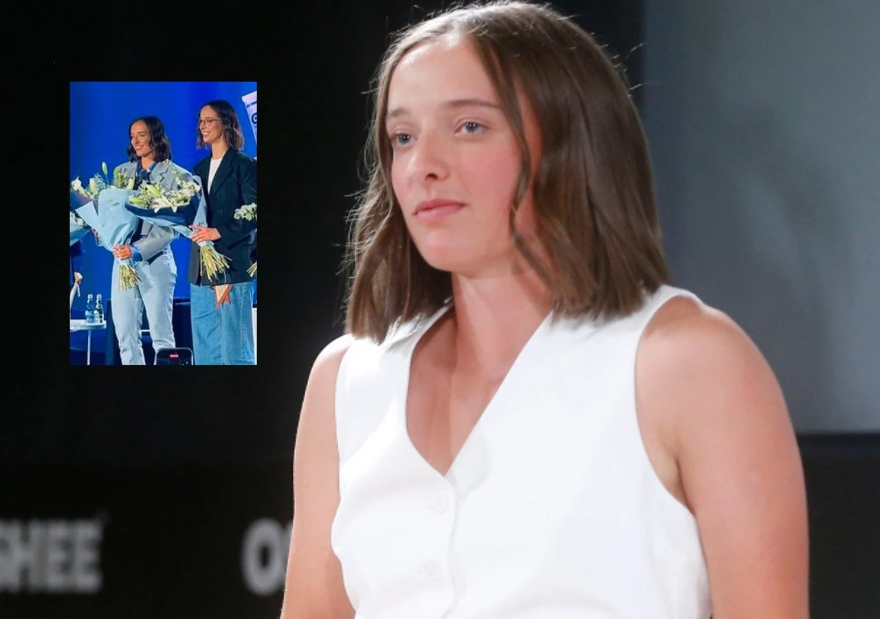 Młoda kobieta w białej bluzce z krótkimi włosami stoi na pierwszym planie, w tle wyświetlone mniejsze zdjęcie pokazuje dwie kobiety trzymające bukiety białych kwiatów podczas oficjalnego wydarzenia.