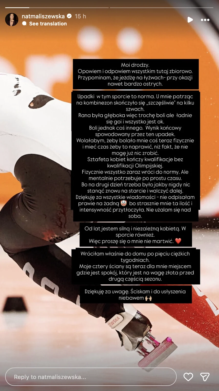 Natalia Maliszewska zabrała głos po upadku w Holandii Zbliżenie na łyżwiarkę szybką w pełnym stroju sportowym podczas startu lub jazdy w zawodach. W tle rozmyte elementy lodowiska, widoczne detale stroju, kask oraz łyżwy zawodniczki. Na środku umieszczony tekst z osobistym przesłaniem dotyczącym upadków, ...