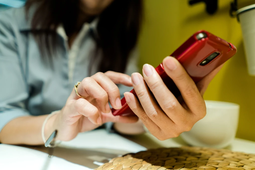 Agnieszka ostatkiem sił wybrała numer do mamy (zdjęcie symboliczne) Agnieszka ostatkiem sił wybrała numer do mamy