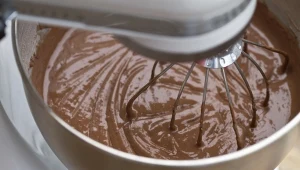 Zamiast masła użyj tego. Ciasto wychodzi wilgotne, lekkie i mniej kaloryczne 