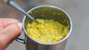 Bazą zdrowego śniadania na słono mogą być płatki owsiane ugotowane na wodzie z dodatkiem kurkumy