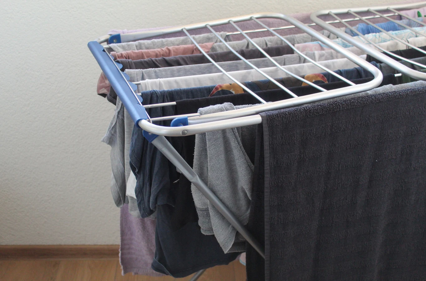 Pranie może schnąć o wiele szybciej. Ważny jest jednak sposób rozłożenia go na suszarce