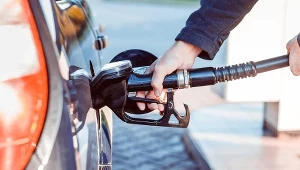 Tankujesz “pod korek”? Możesz uszkodzić drogi system w samochodzie