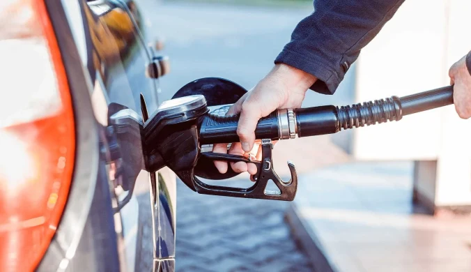 Wielu z nas tankuje pod korek, aby móc przejechać więcej km bez wracania na stację. Okazuje się jednak, że nasze samochody nie lubią tego nawyku