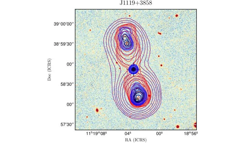 Jeden z nowo odkrytych kwazarów GRQs (J1119+3858). Obraz optyczny prezentuje różne pasma Mapa radiowa galaktyki z aktywnym jądrem oznaczonego jako J1119+3858 z naniesionymi konturami intensywności promieniowania, przedstawiająca dwa symetryczne regiony emisji oraz centralny punkt prawdopodobnie odpowiadający źródłu radiowemu.