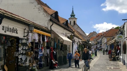Szentendre to miasto artystów i marcepanu. Ulokowane niedaleko Budapesztu miejsce jest chętnie odwiedzane przez turystów. 