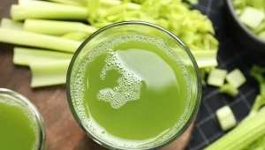 Zacznij dzień tym napojem. Sucha skóra na twarzy przestanie być problemem