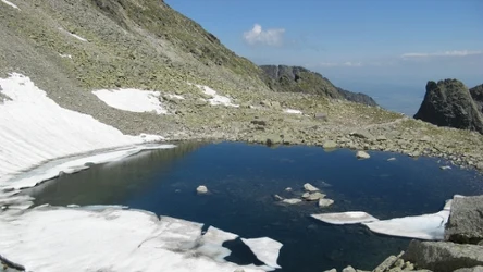 Lodowy Stawek w Tatrach — praktycznie przez cały rok skuty jest lodem