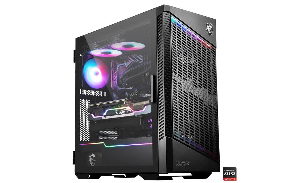 Nowoczesny komputer stacjonarny w czarnej obudowie z podświetleniem RGB, przezroczyste boczne okno ukazuje wydajne podzespoły, takie jak karta graficzna, wentylatory i chłodzenie wodne, logo MSI widoczne z przodu obudowy.