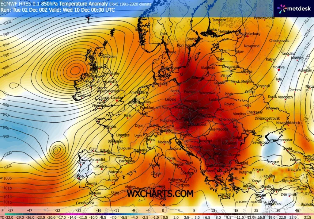 Kolorowa mapa Europy z zaznaczonymi obszarami anomalii temperatury, gdzie centralną część kontynentu pokrywają intensywnie czerwone i bordowe kolory, świadczące o wysokich dodatnich odchyleniach temperatury w stosunku do normy, podczas gdy obszary zach...