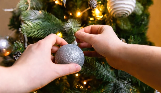 W wielu domach choinkę ozdabia się już na początku grudnia