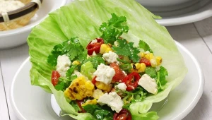 Sałata lodowa może posłużyć za kromkę. Do środka włóż sałatkę, pastę lub pokrojone sery i wędlinę