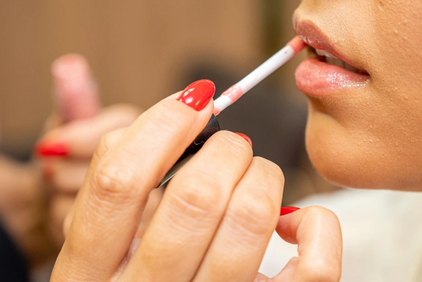 Glazed lips to prosty efekt, który nie pozostawia lepkości na ustach Glazed lips to prosty efekt, który nie pozostawia lepkości na ustach
