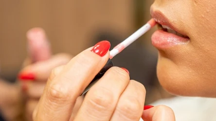 Glazed lips to prosty efekt, który nie pozostawia lepkości na ustach