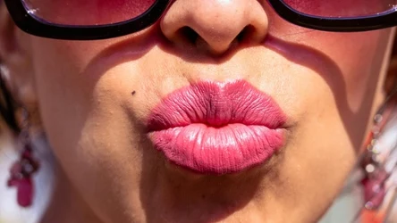 Pełne usta w domowych warunkach osiągniesz regularnym masażem z peelingiem cynamonowym