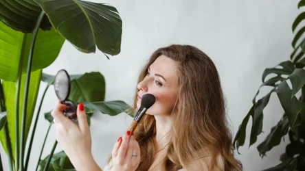 Liftingujący makijaż dojrzałej cery to przede wszystkim gra światła, miękkie kolory i lekkość.