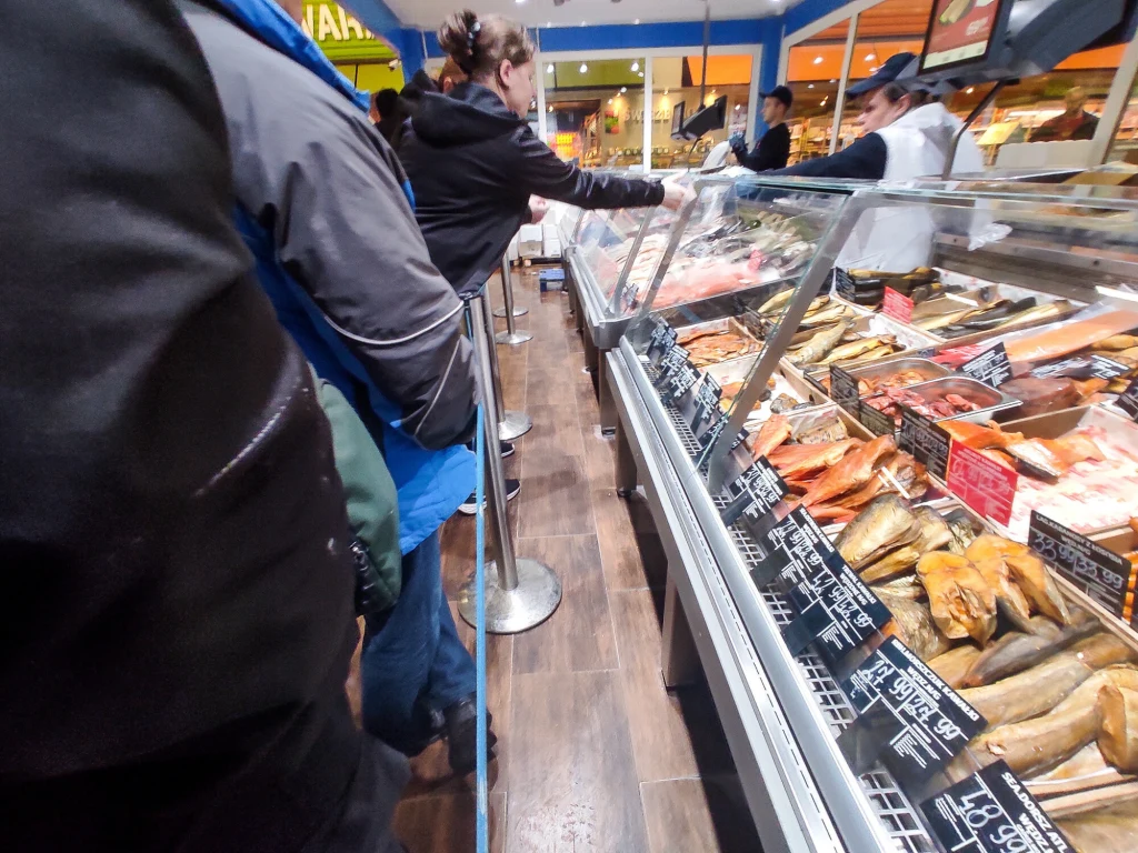 Personel sklepowy zna kilka sposobów, by ocenić świeżość ryby w ułamku sekundy