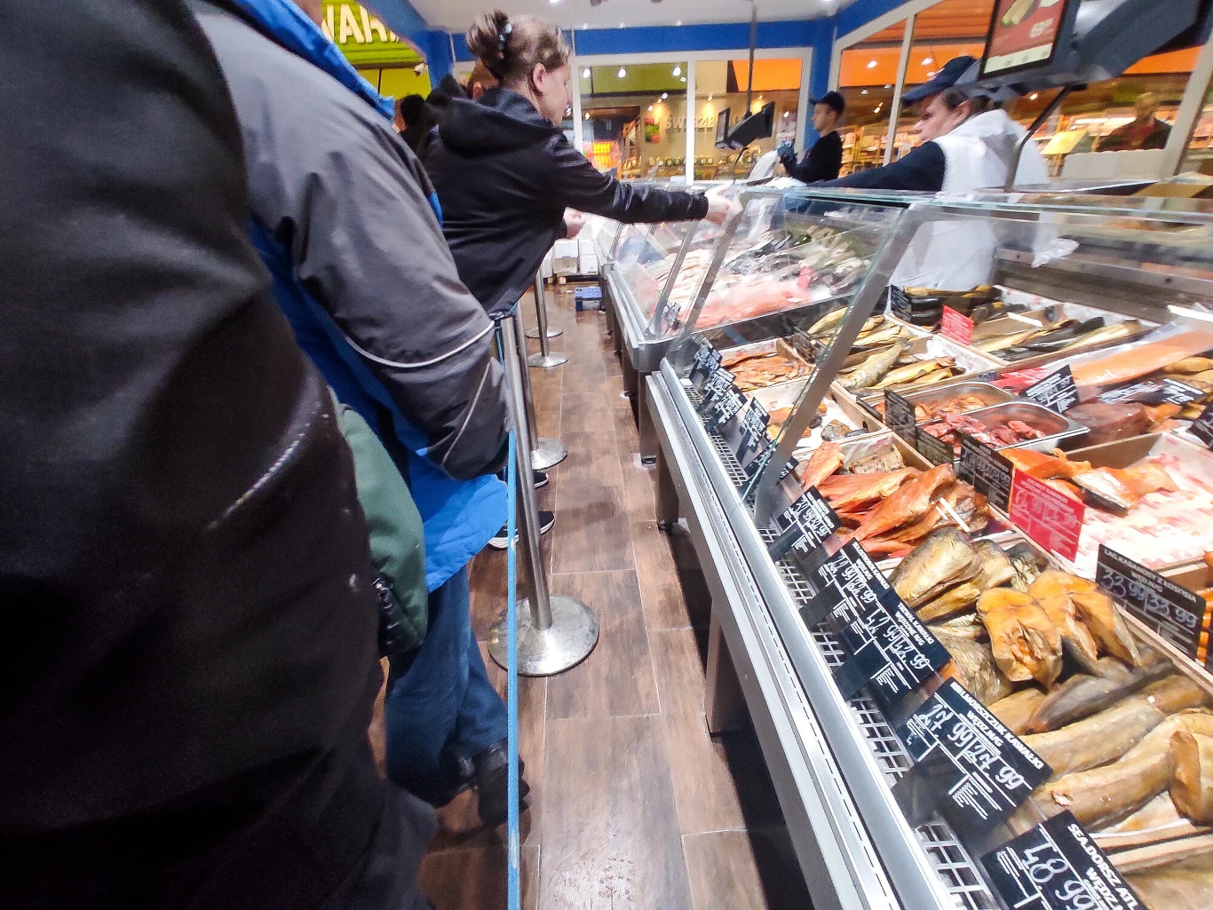 Personel sklepowy zna kilka sposobów, by ocenić świeżość ryby w ułamku sekundy