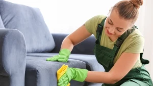 Niepozorny krok, który ratuje całą tapicerkę. Kanapa będzie jak nowa 