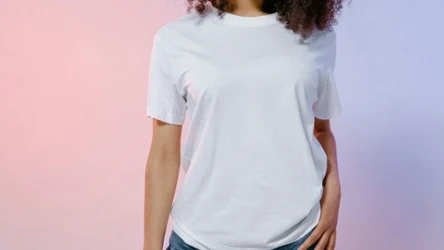 Osuszaj włosy koszulką bawełnianą i ogranicz łamanie jasnych pasm