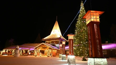 Wioska Świętego Mikołaja w Rovaniemi to miejsce, które warto odwiedzić. Na turystów czekają liczne atrakcje. 